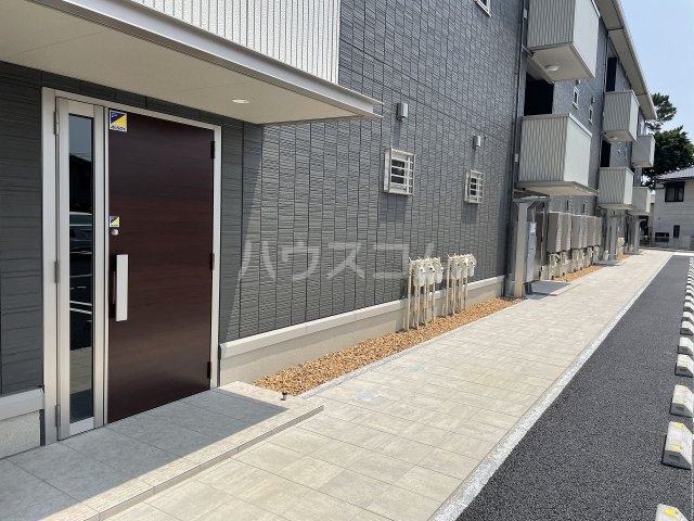 23/27 エントランス