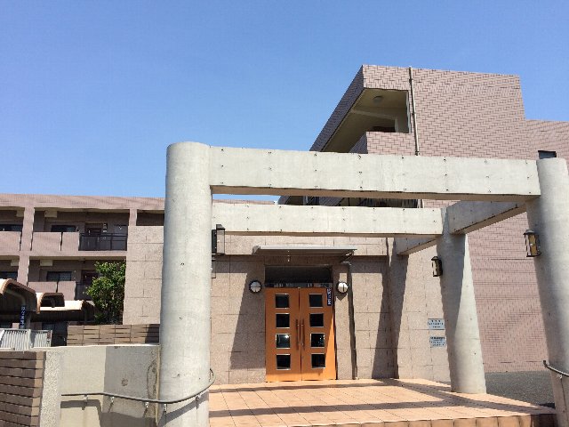 22/28 エントランス