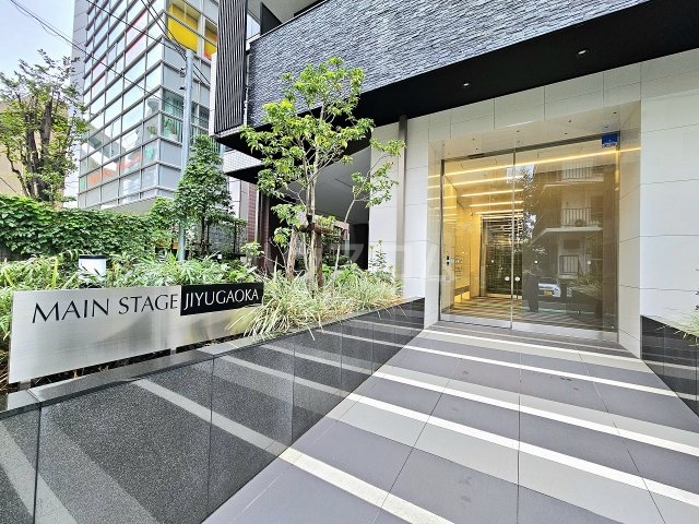 21/30 エントランス