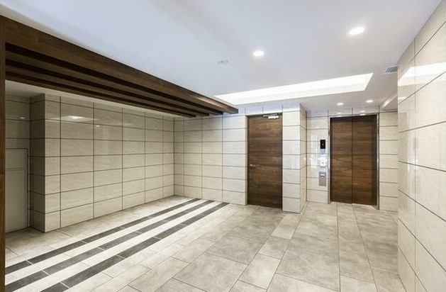 16/23 エントランス