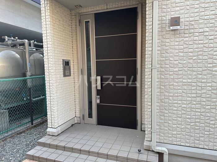 27/30 エントランス