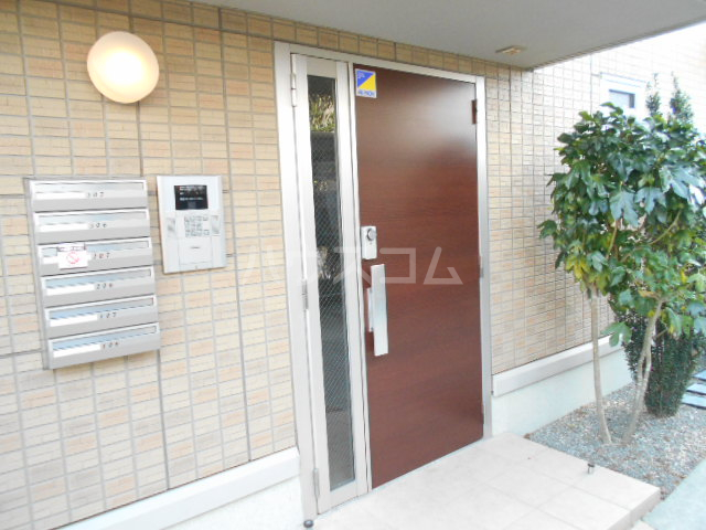 26/30 エントランス