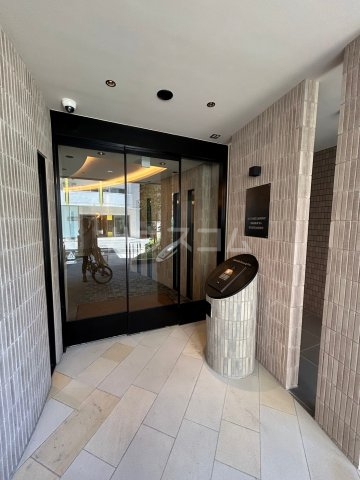 24/30 エントランス