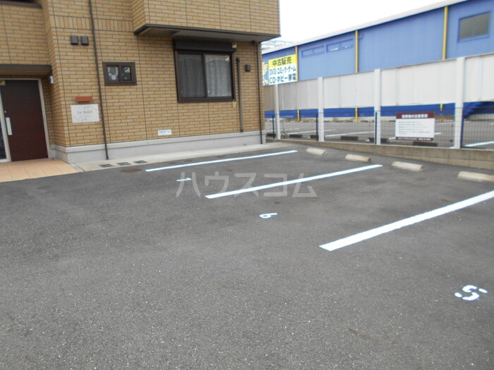 18/26 駐車場