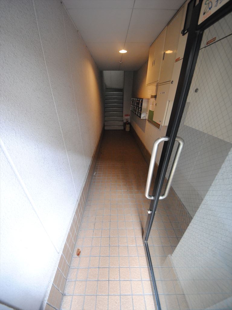 19/27 エントランス