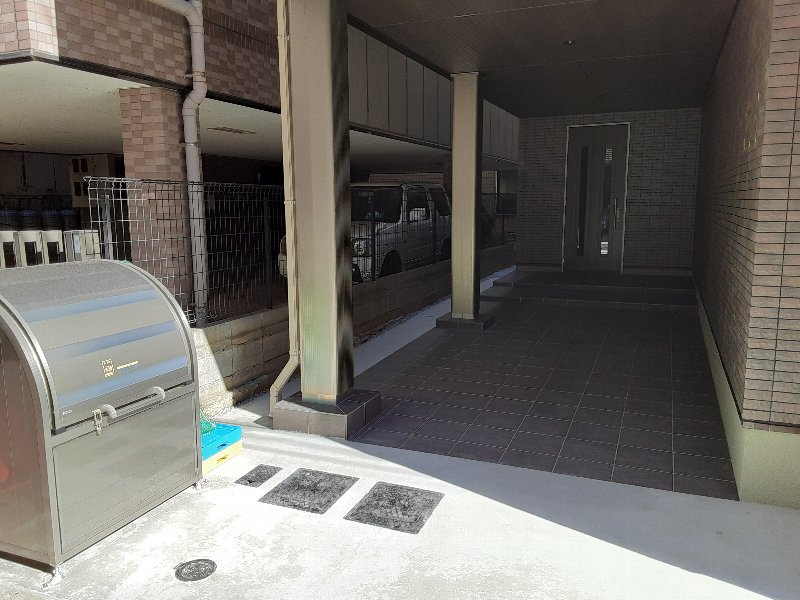 21/30 エントランス