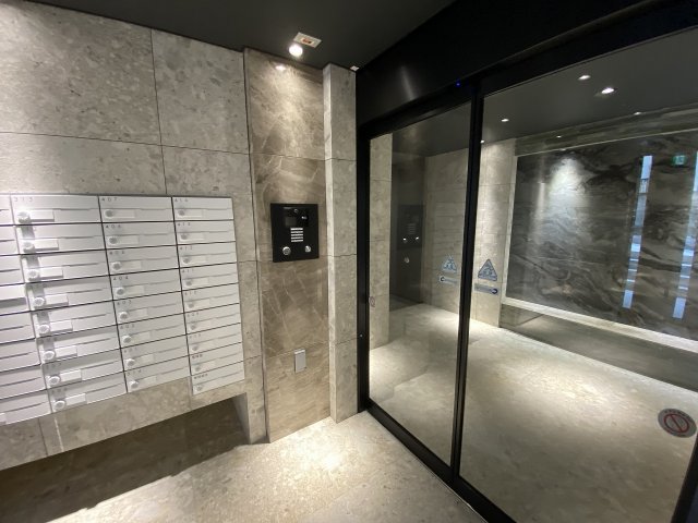 24/30 エントランス