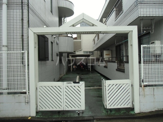 18/27 エントランス