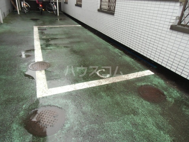 27/30 駐車場