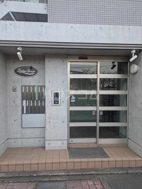 24/30 エントランス