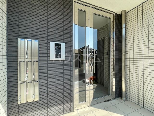 24/30 エントランス