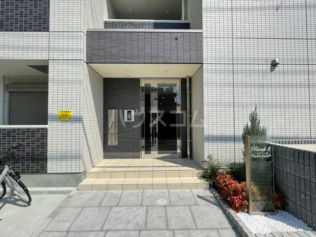 28/30 エントランス