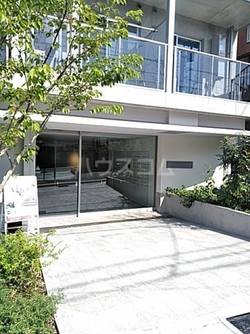 21/30 エントランス