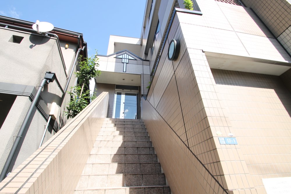 24/30 エントランス