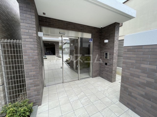 19/27 エントランス