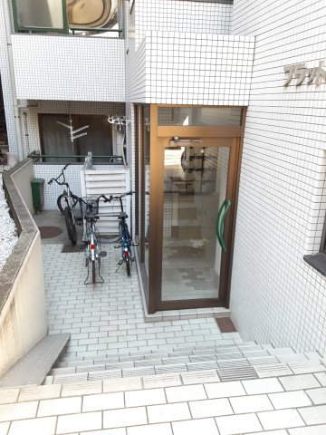 22/27 エントランス