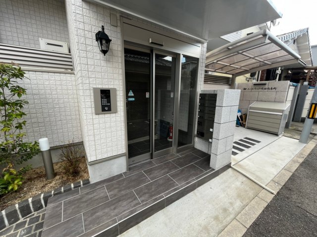 27/30 エントランス