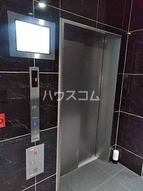 27/30 エントランス