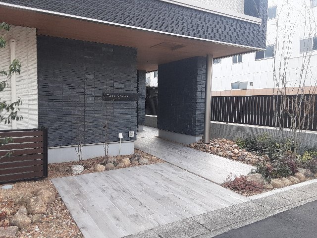 27/30 エントランス