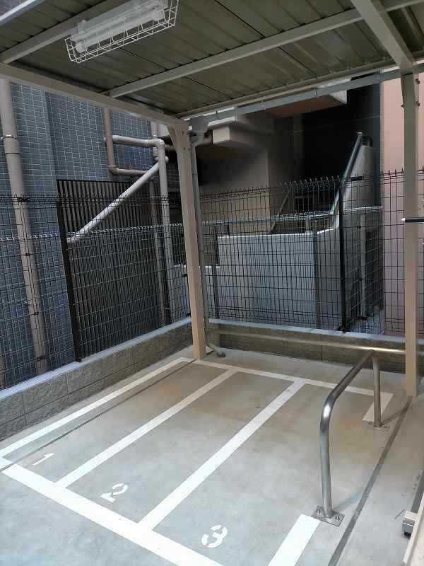 27/30 駐車場