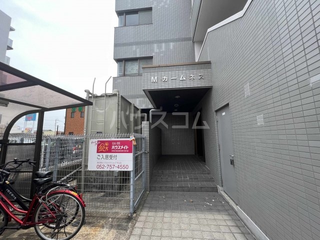 16/23 エントランス