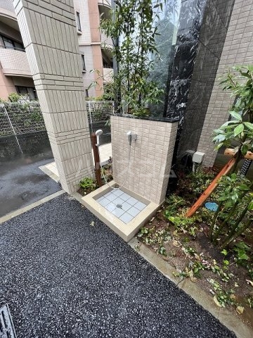 19/30 エントランス