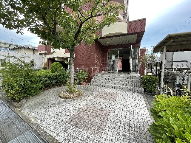 23/25 エントランス