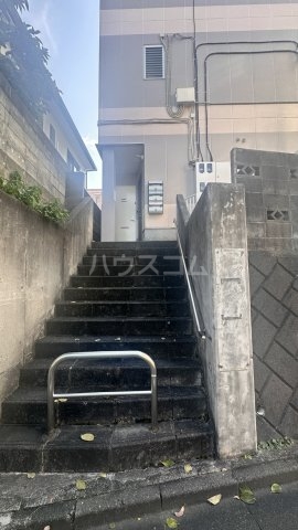 27/30 エントランス