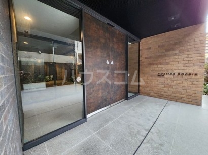 26/28 エントランス