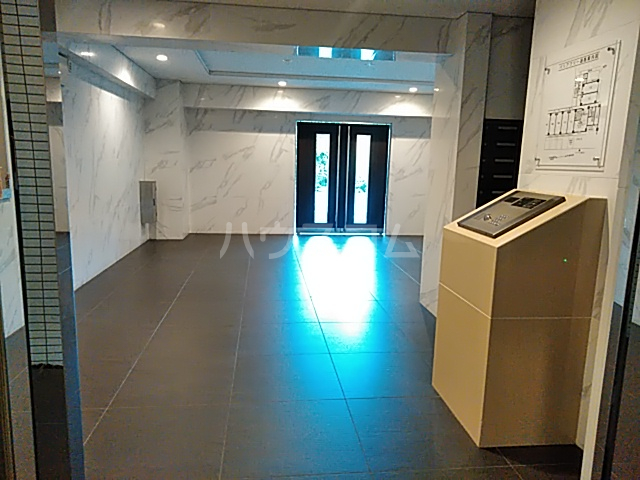 28/30 エントランス