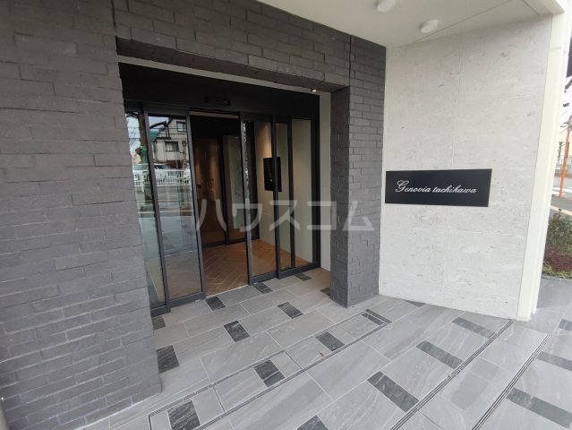 27/30 エントランス