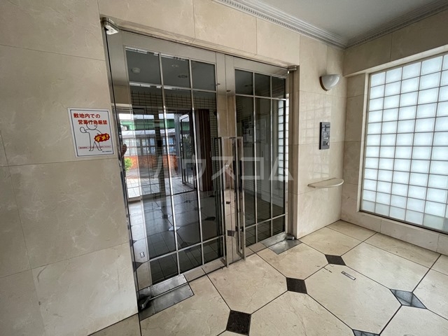 20/30 エントランス