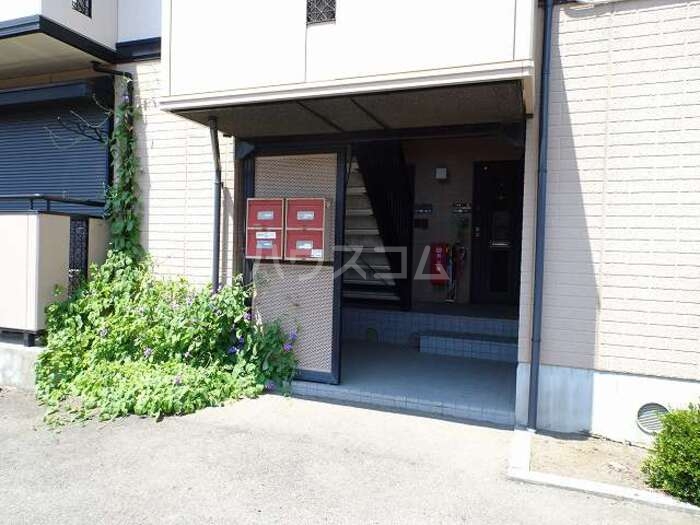 27/30 エントランス