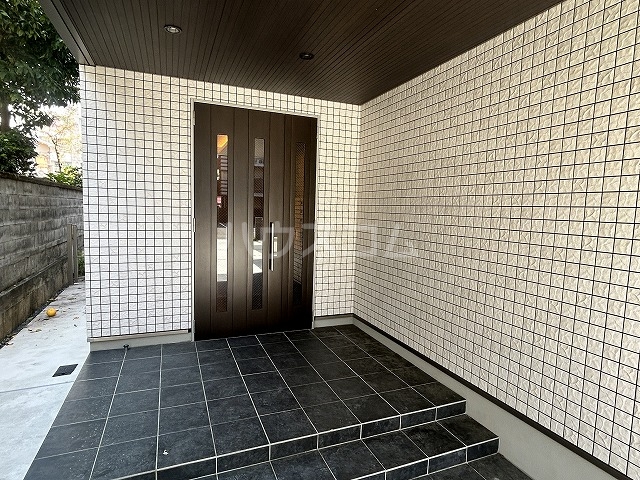 27/30 エントランス