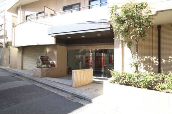 16/19 エントランス
