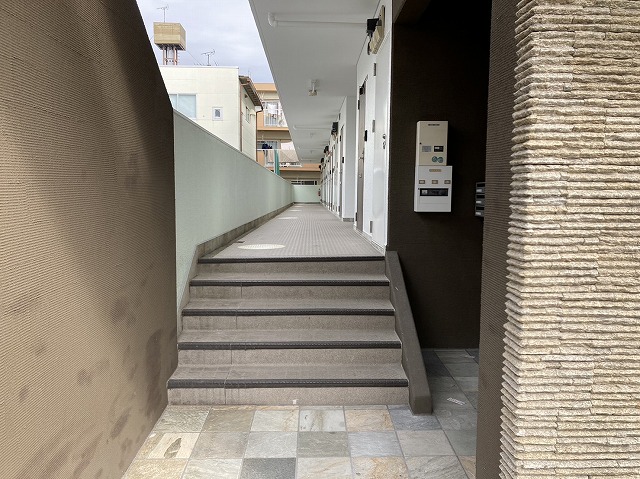 26/29 エントランス