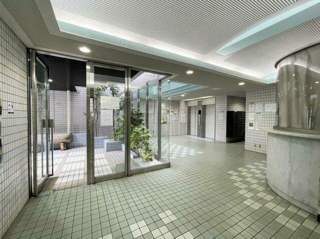 22/27 エントランス