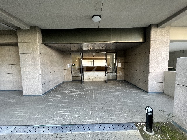 27/30 エントランス