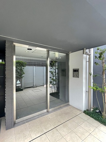 28/30 エントランス