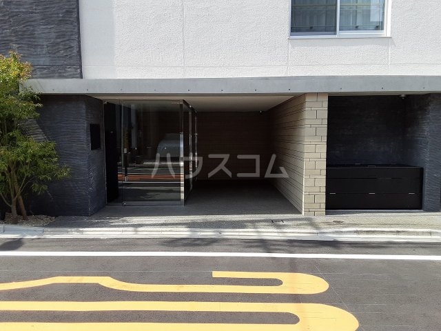 22/28 エントランス