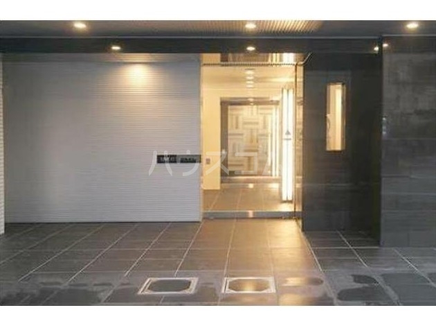 27/30 エントランス